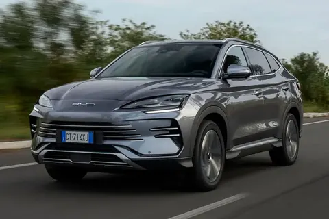 Китайські авто: продажі впали вдвічі, але електрокари тримають лідерство