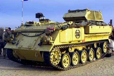 П'яні британські військові викрали 15-тонний Bulldog та розтрощили авто колег