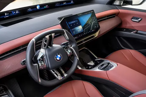 BMW відповіла критикам великих екранів: кнопки не повернуться