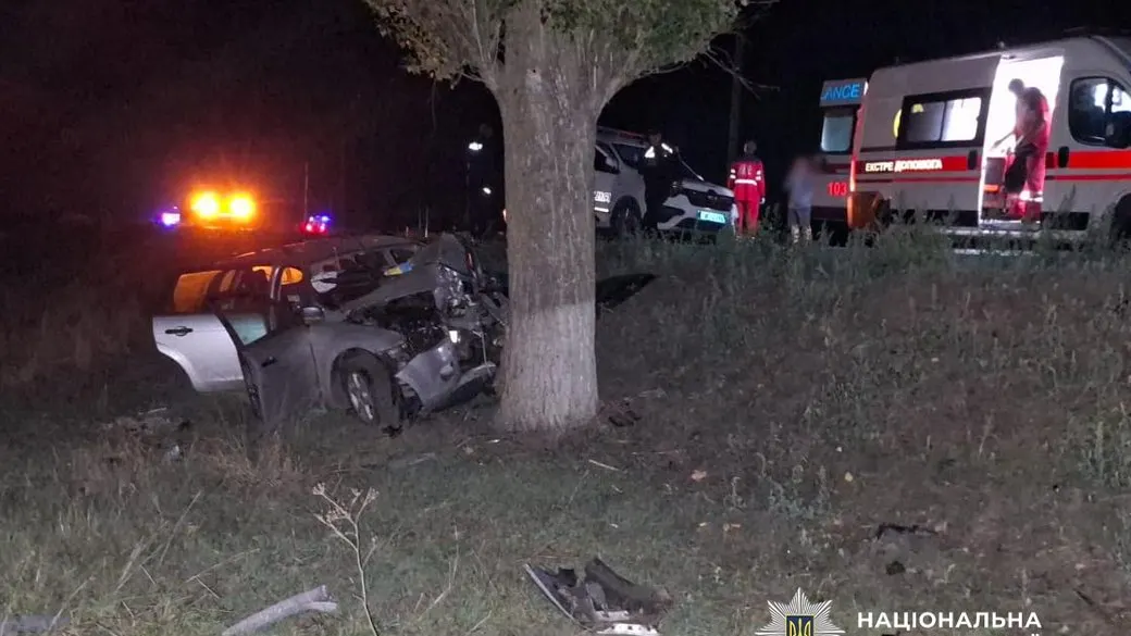 Смертельна ДТП на Одещині: авто злетіло в кювет і врізалося в дерево, троє загиблих