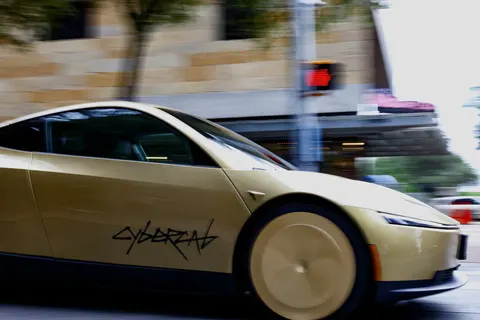 Tesla Cybercab кидає виклик регуляторам США: що це означає для водіїв