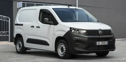 Citroen Berlingo Van First: доступніший фургон із робочим місцем у салоні