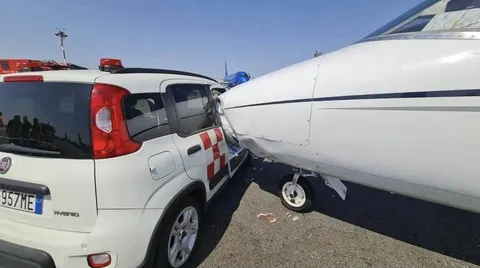 У Мілані службовий Fiat Panda врізався в приватний літак: що відомо