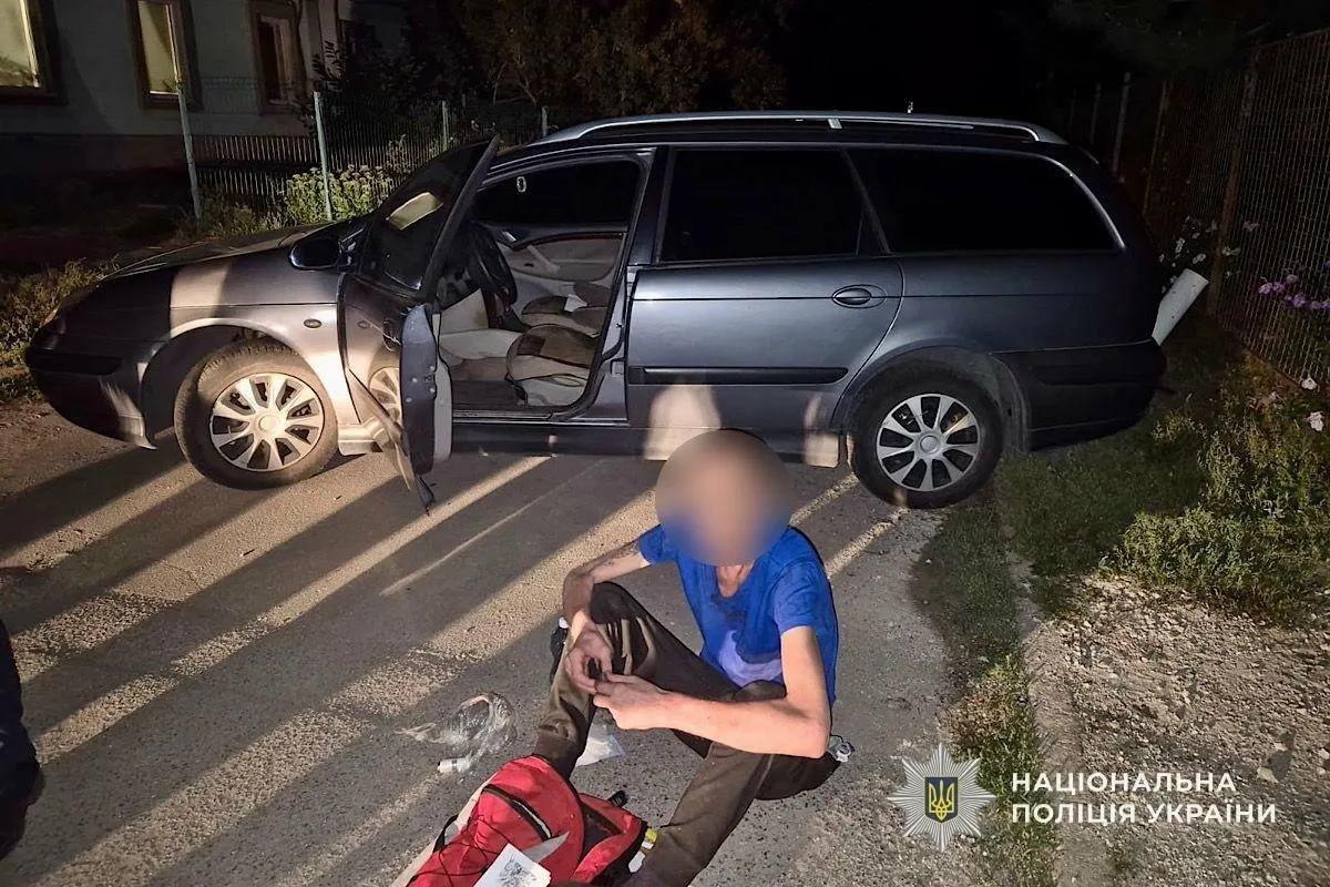 У Дніпрі викрадач автівки врізався у стовп одразу після старту