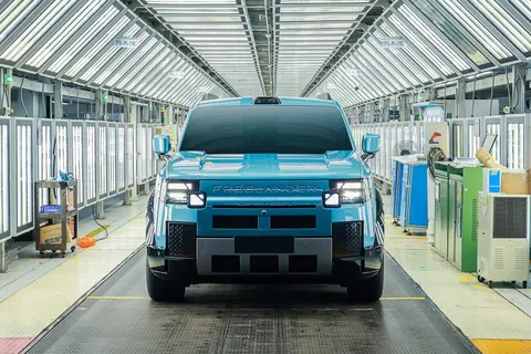 Freelander 8: трирядний гібрид із 46,3-дюймовим екраном і 800-вольтовою архітектурою