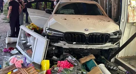 У Кам'янці-Подільському BMW в'їхав у квітковий кіоск: постраждала продавчиня