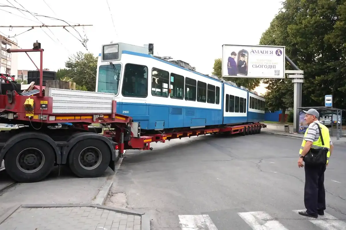 У Вінницю прибули перші швейцарські трамваї Tram 2000 з низькою підлогою
