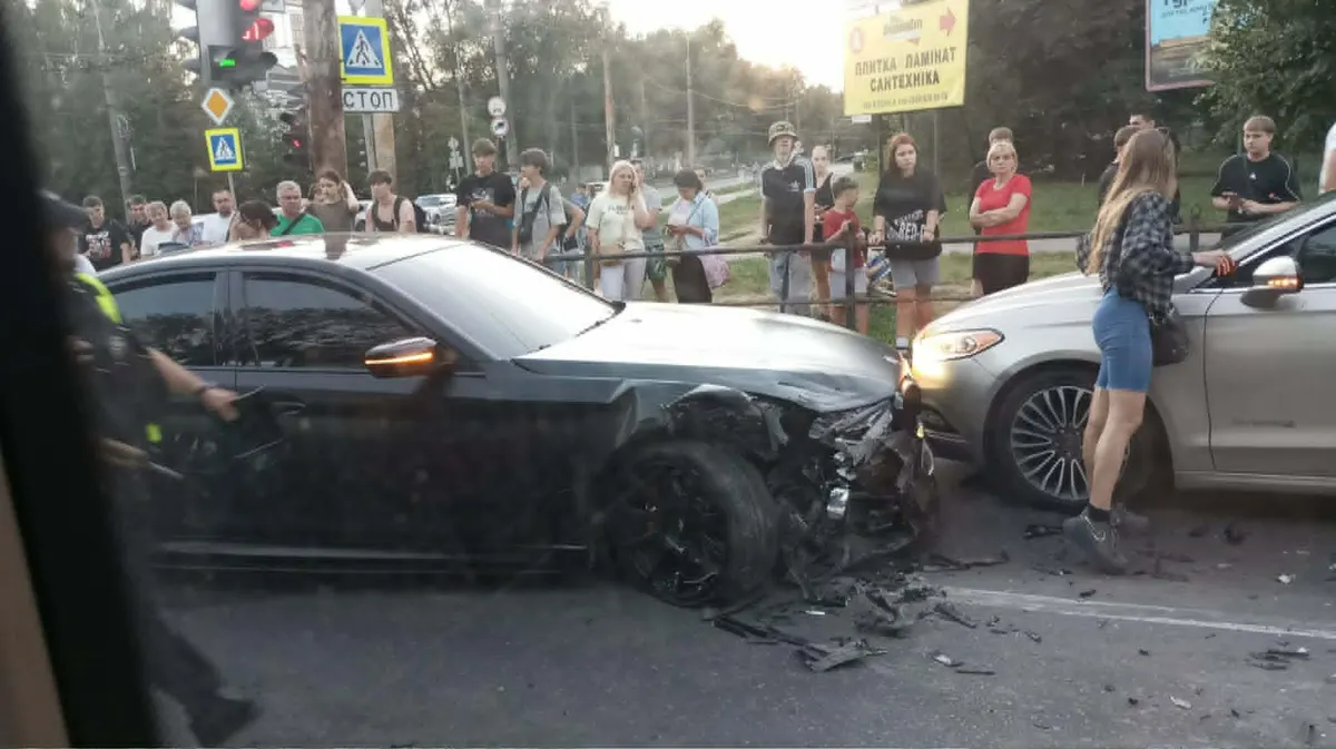У Тернополі зіткнулися чотири автівки: двоє водіїв травмовані