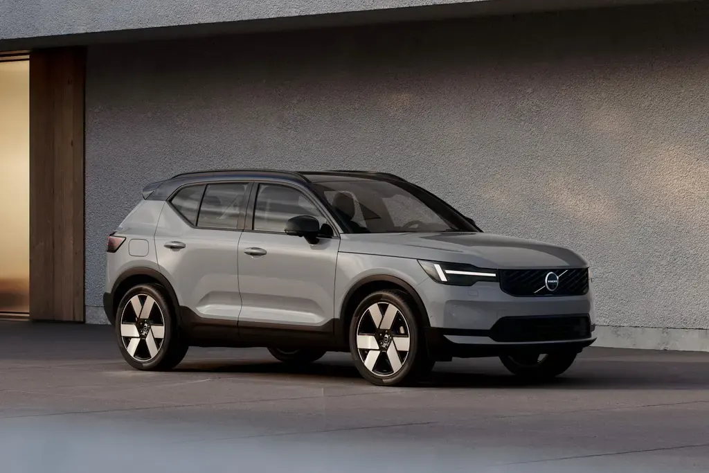 Volvo оновила XC40, EX40 та EC40: новий кокпіт, матрична оптика й ШІ Gemini