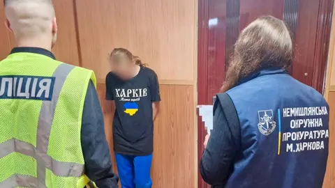 Підпали автівок у Харкові: 17-річній дівчині оголосили підозру на 1,5 млн грн зб