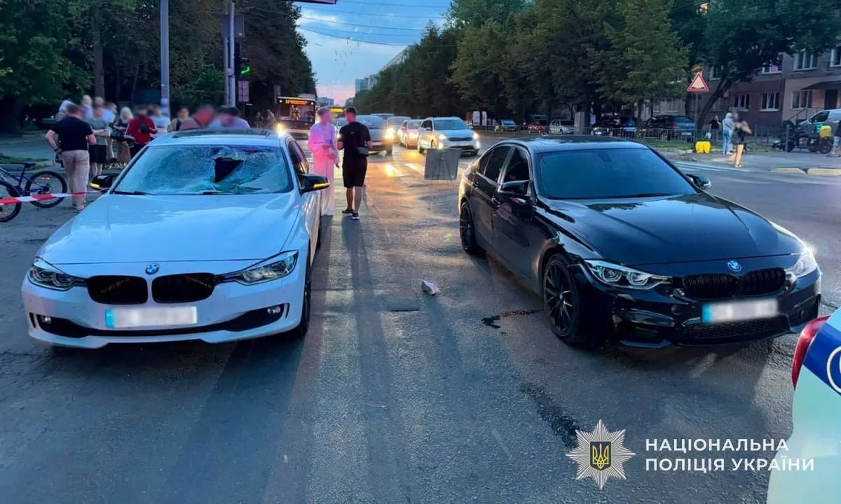 ДТП у Львові: два BMW збили батька з донькою на переході — подробиці