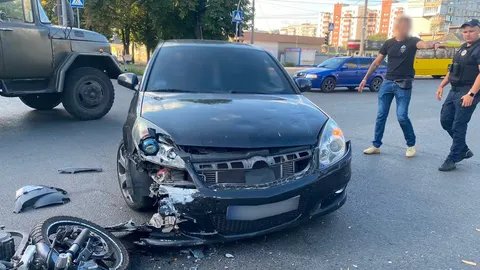 У Черкасах мотоцикл зіткнувся з Opel Vectra: водія двоколісного госпіталізували