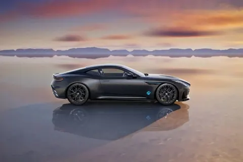 Aston Martin показав тріо суперкарів DB12 S VMF до ювілею Пеббл-Біч