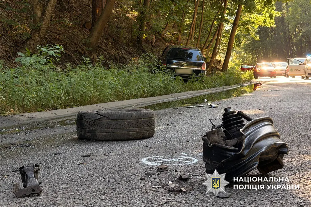 У Черкаському районі Opel виїхав на зустрічну: зіткнення з мотоциклом та Kia, потерпілий — водій двоколісного