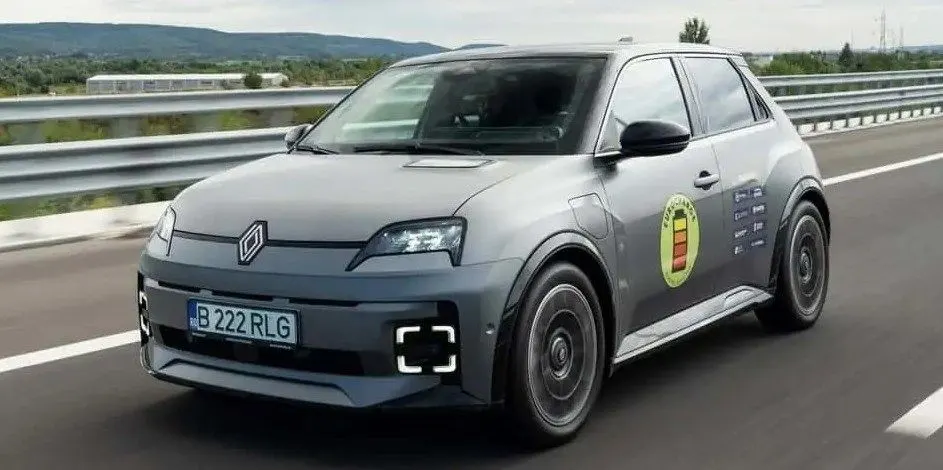 Renault 5 E-Tech проїхав 309 км Карпатами без підзарядки