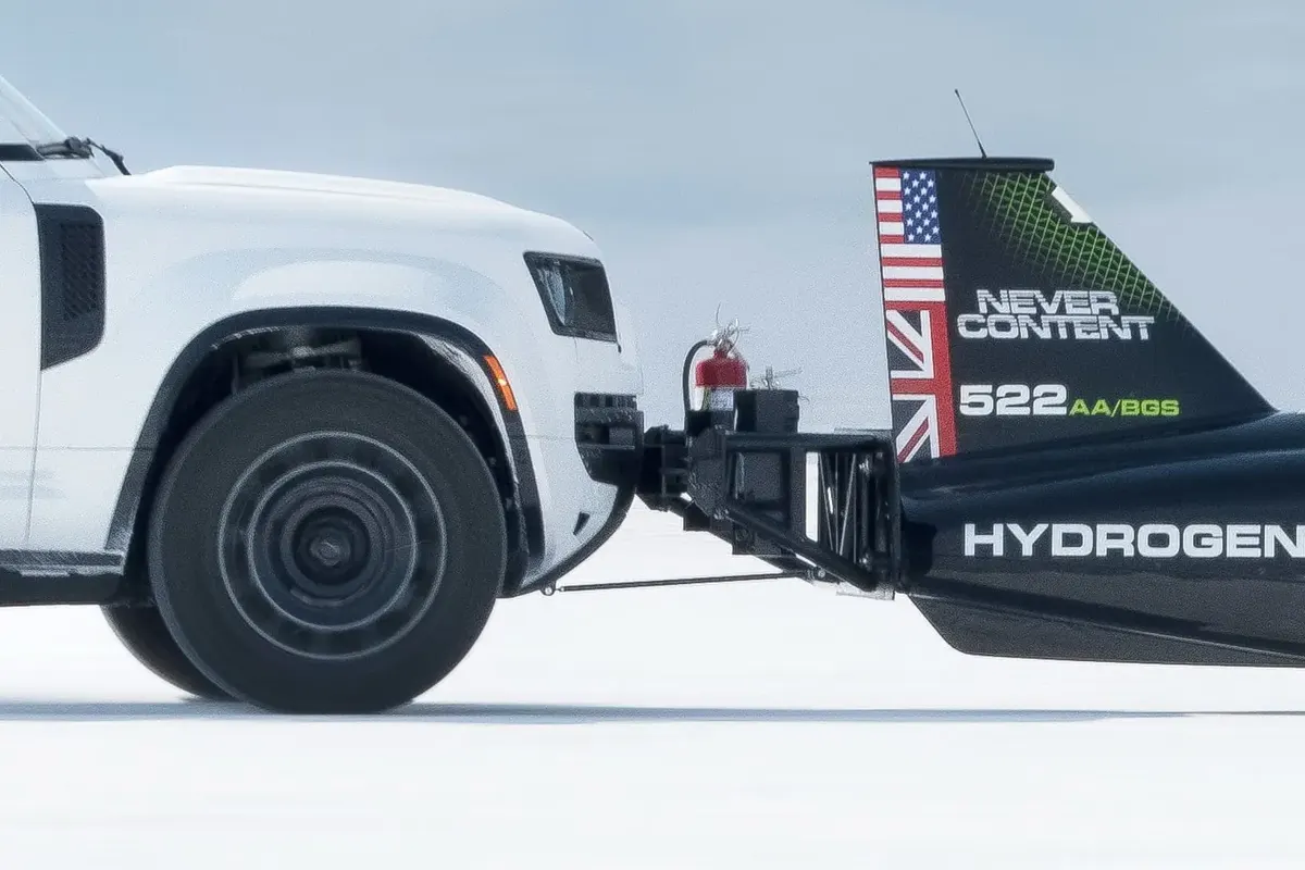 Defender OCTA розігнав водневий болід JCB до світового рекорду
