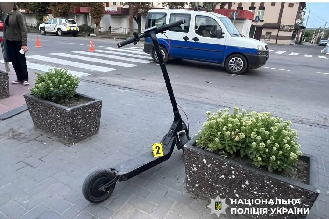 У Дубно електросамокат з 12-річним водієм потрапив під Fiat: дитина у лікарні