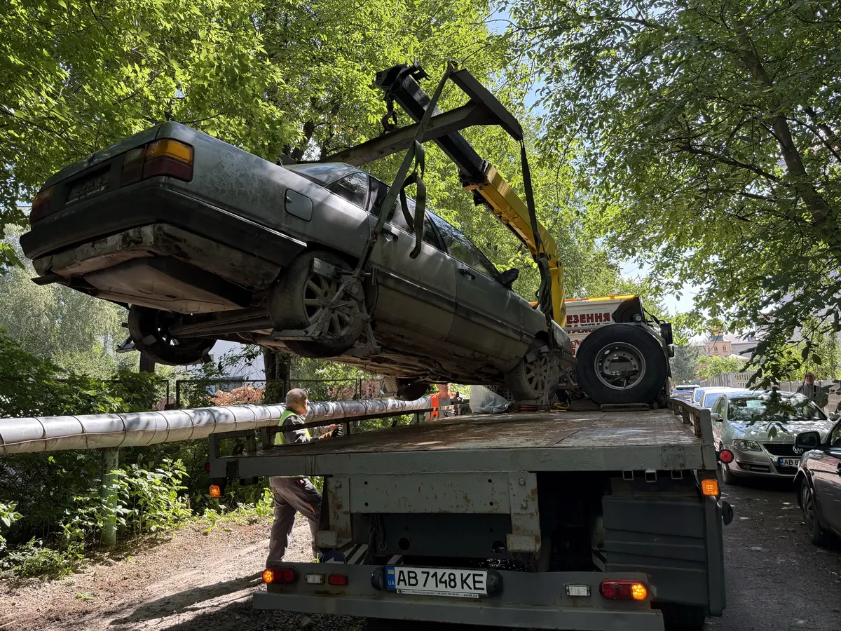 У Вінниці евакуювали дві покинуті автівки: одна вросла в землю