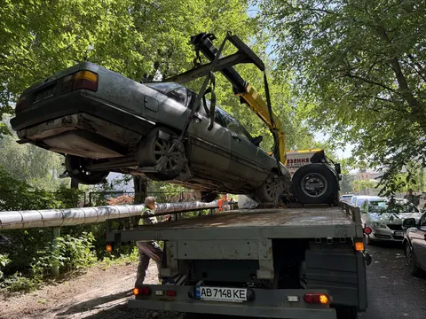 У Вінниці евакуювали дві покинуті автівки: одна вросла в землю