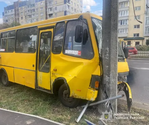 У Львові автобус врізався в електроопору: троє пасажирів у лікарні