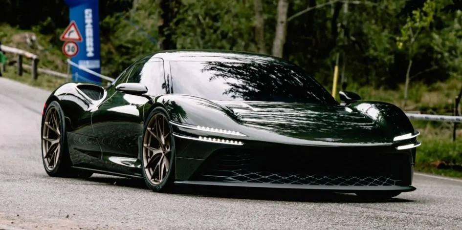 Genesis Magma GT: середньомоторний суперкар показали на ходу в Італії