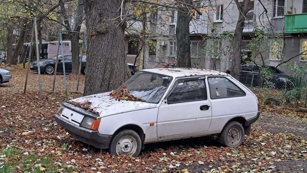 В Одесі евакуюють 10 покинутих авто: список адрес і що буде далі