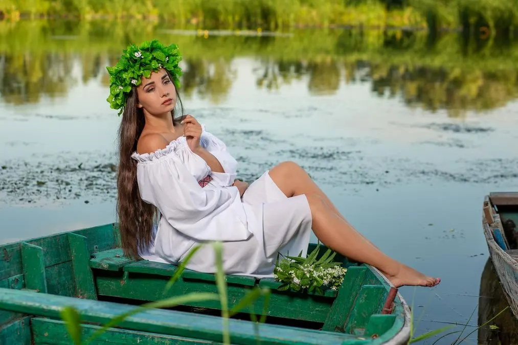 Яблучні зернятка і сон на маку: як українки ворожили на нареченого в серпні