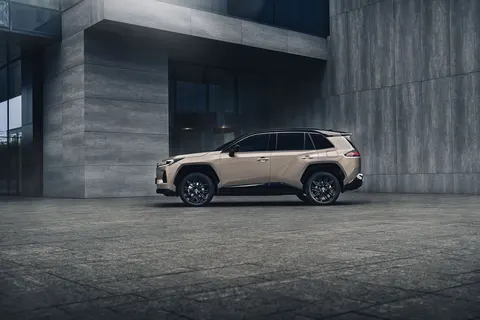 Toyota RAV4 нового покоління: два гібриди, до 329 к.с. і 126 км на електротязі