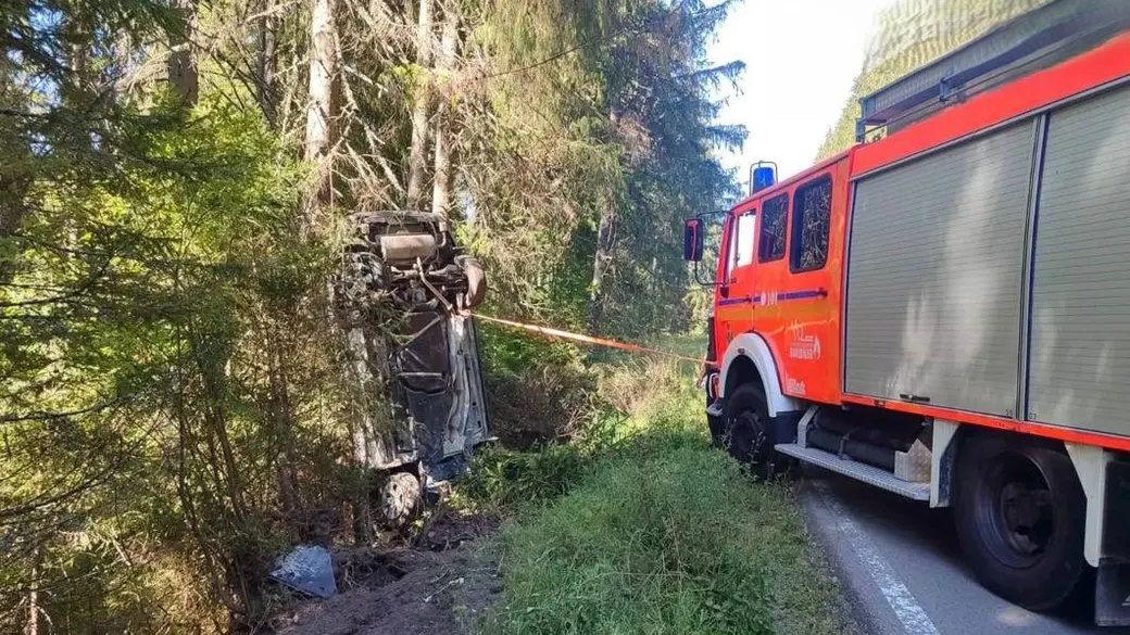 На Франківщині автівка перекинулася у кювет: з салону деблокували трьох людей