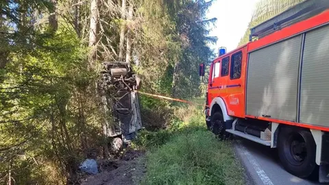 На Франківщині автівка перекинулася у кювет: з салону деблокували трьох людей