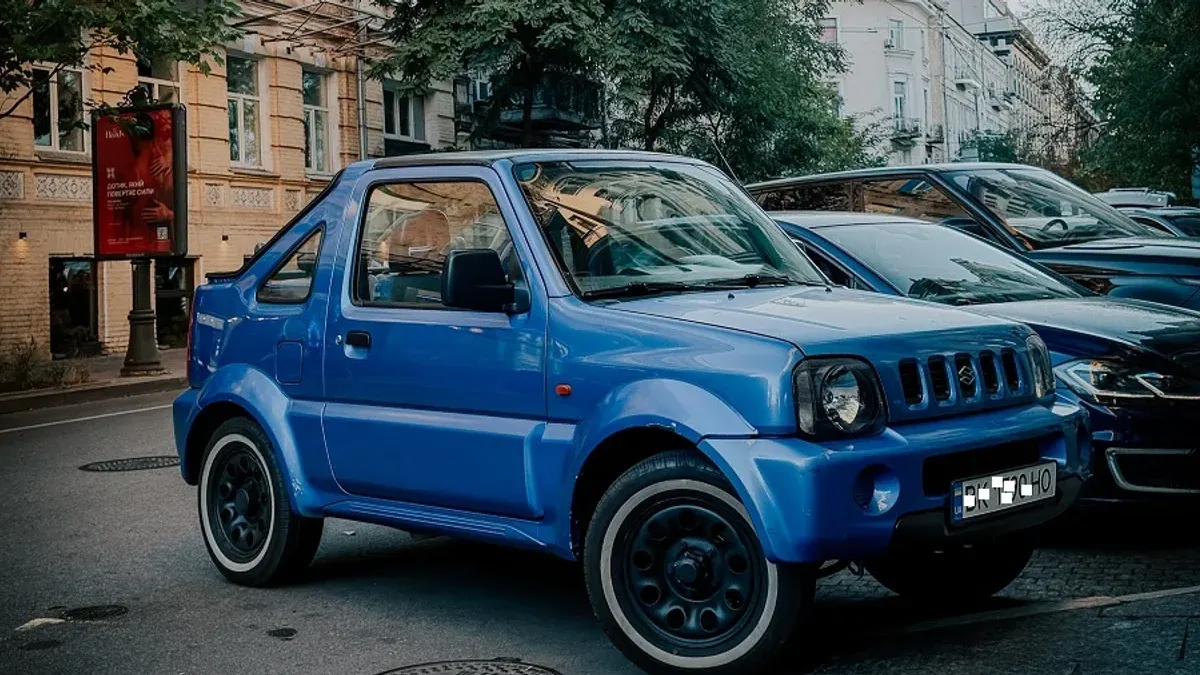 У Києві сфотографували рідкісний Suzuki Jimny Cabrio 2001 року