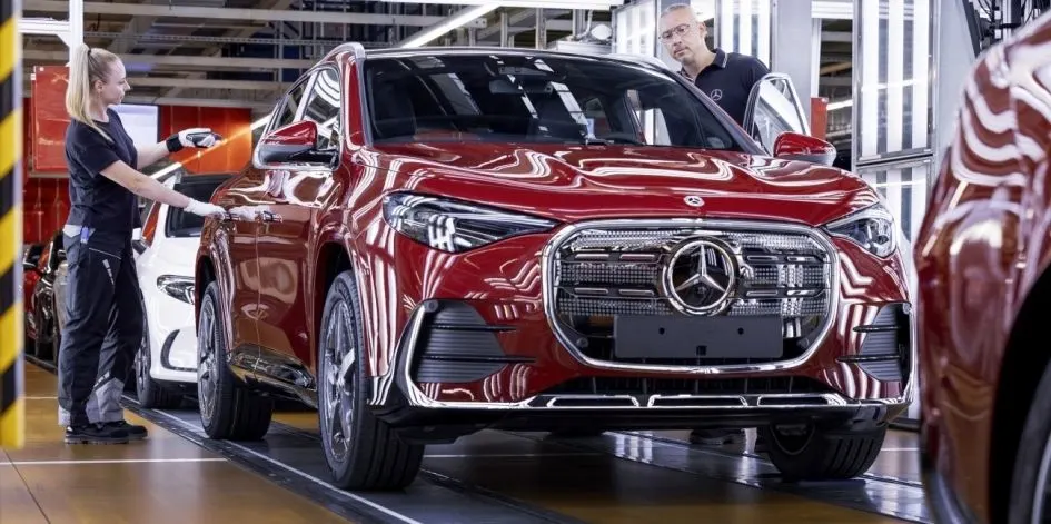 Mercedes-Benz почав випуск нового GLA: електрична версія вже на конвеєрі