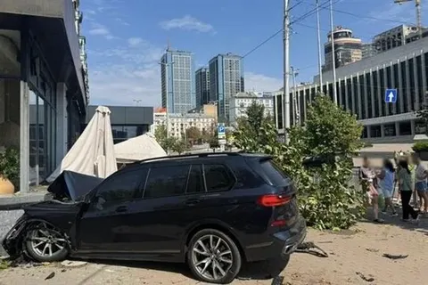 ДТП за участю директора УАФ: BMW протаранив літній майданчик кафе в Києві