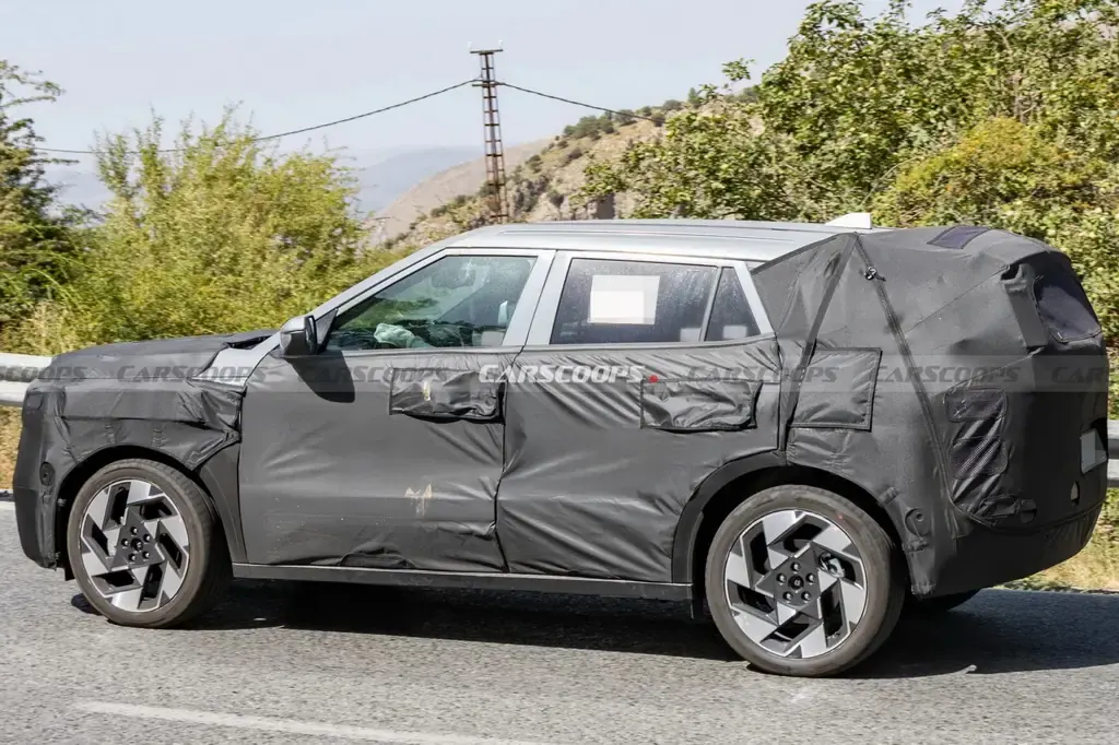 Hyundai Kona 2028: кросовер змінить пропорції та стане близнюком Seltos