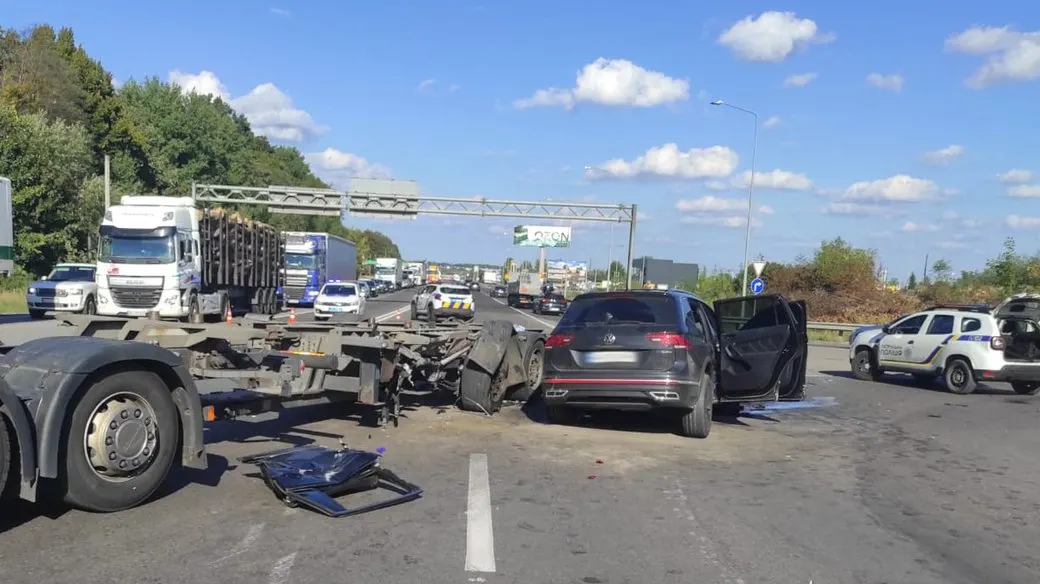 ДТП на трасі Київ-Чоп: вантажівка зіткнулася з Volkswagen Tiguan, водія госпіталізовано