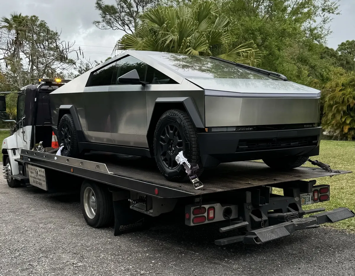 Tesla Cybertruck конфіскували у Львові за водіння під наркотиками