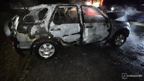 У Сумах дрон РФ влучив у цивільне авто: водій загинув, жінка поранена