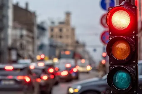 У Києві з 15 вересня світлофори переводитимуть на «усім червоний» на хвилину мов