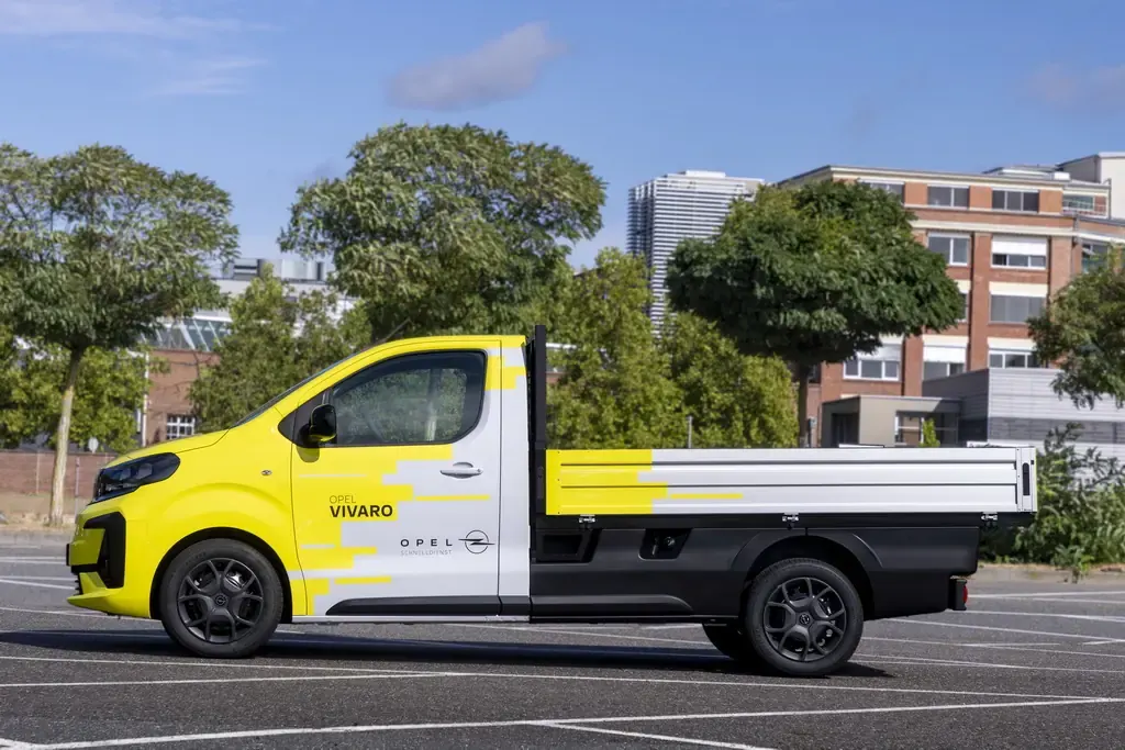 Opel Vivaro Flatbed: бортова версія з новим 2,2-літровим дизелем