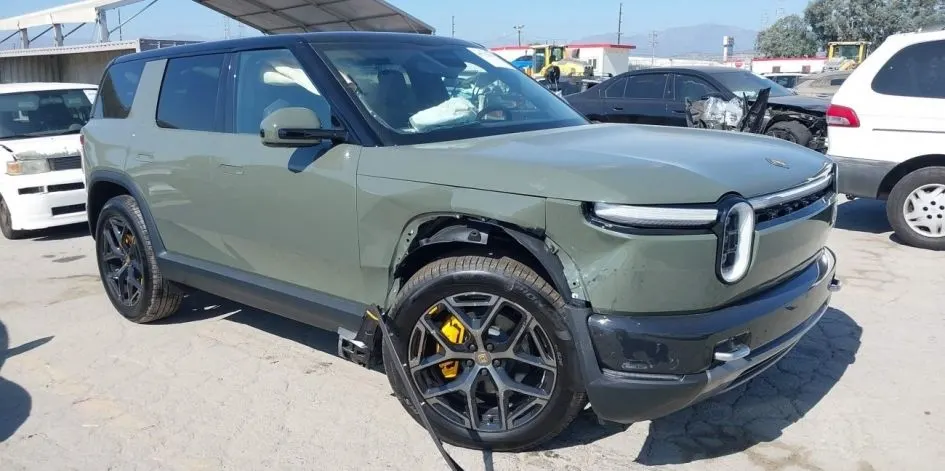 Rivian R2 розбили на 177 км пробігу: авто вже на аукціоні