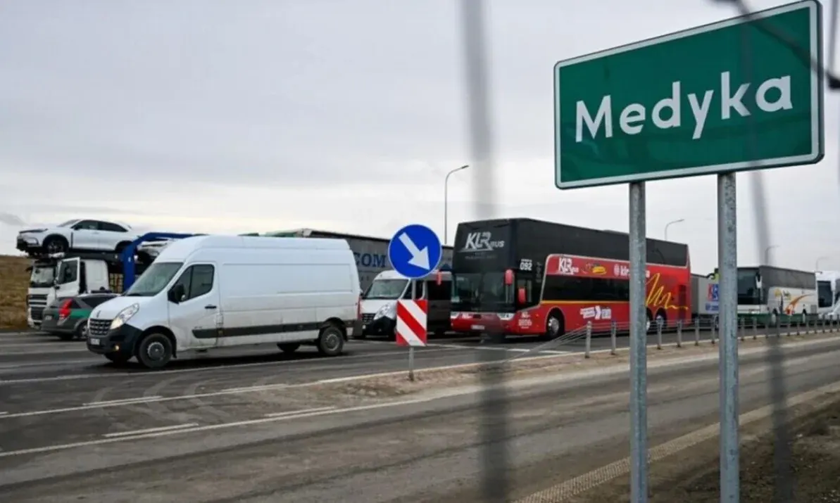 Пункт пропуску «Шегині — Медика» закриють для автобусів: як їздитимуть перевізники