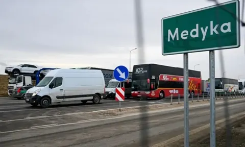 Пункт пропуску «Шегині — Медика» закриють для автобусів: як їздитимуть перевізники