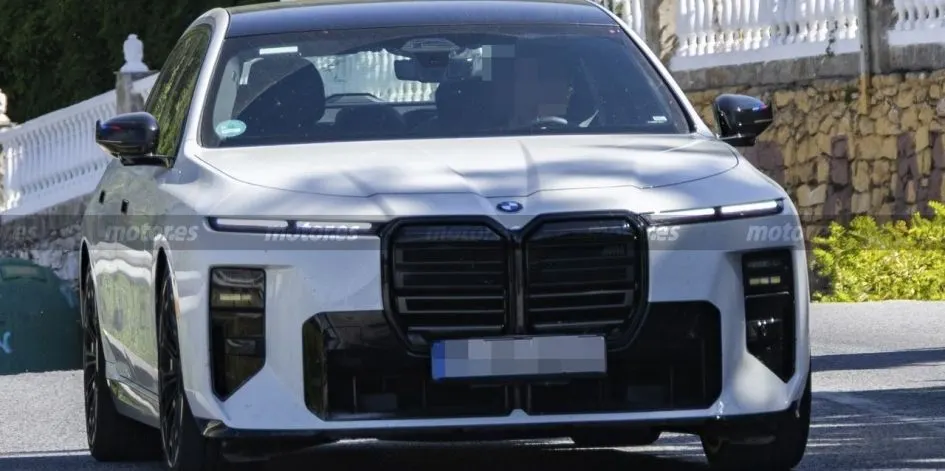 BMW M760 xDrive помітили на тестах: 544 к.с. без гібрида