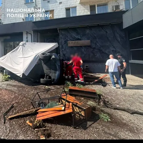 У Києві BMW влетів у літню терасу: водій відомий за гучним ДТП 2018 року
