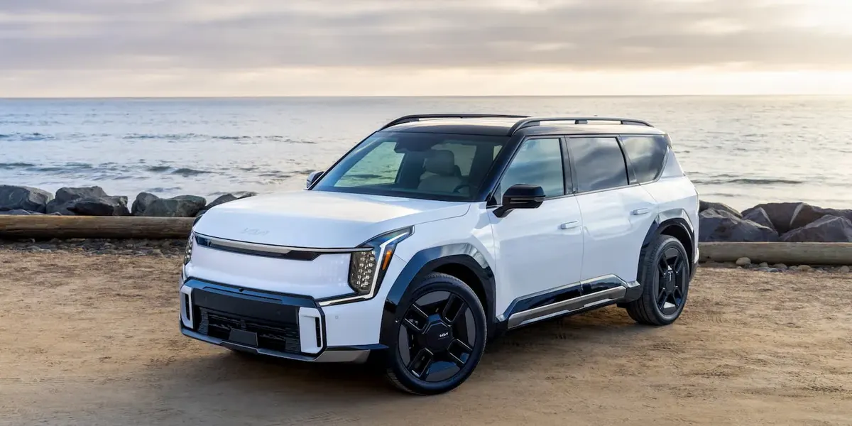 Kia відкликає 21 290 EV9: проблема з подушками безпеки через кабель сидіння