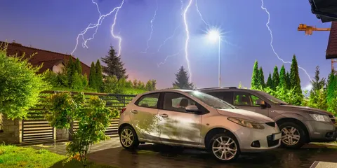 Зарядка електрокара в грозу: що кажуть стандарти захисту