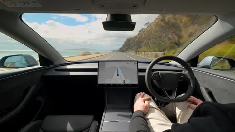 Zurich Insurance в Австралії дає знижку на страховку Tesla за користування FSD