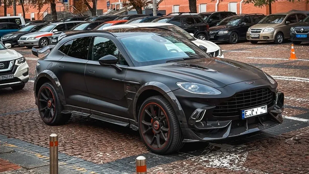 Aston Martin DBX 2023 від Mansory помітили в Києві: що це за кросовер