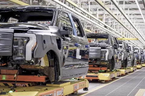 Світовий автопром розділився: Європа скорочує, Китай наступає, Україна відчує зм