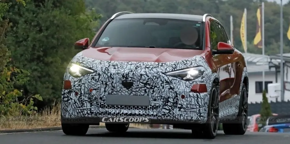 Mercedes-AMG GLA: спортивний електрокросовер помітили майже без камуфляжу